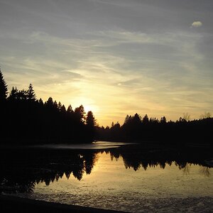 Sonnenuntergang am Waldsee. Ein kleiner See bei Lindenberg im Allgäu