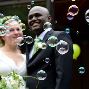 da hab ich über mein eigenens equipment gestaunt: mit permanenten AF (auf AF-Taste gelegt) schoss ich auf der Hochzeit eine Serie, als das Paar nach d