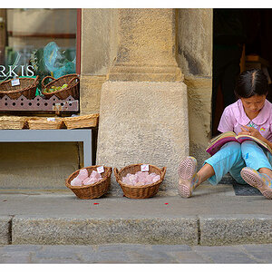 tübingen
street
85mm
walimex
mädchen
lesen