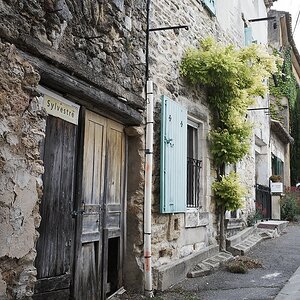 Menerbes2