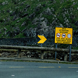irland
conor pass
schild
straße