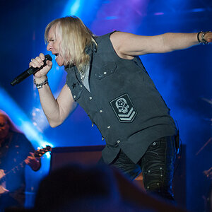 DSC 7692
Uriah Heep, 14. Juni 2014 - hier der Leadsänger Bernie Shaw, im Hintergrund Mick Box - einzig verbliebener der Gründungsformation von 1969