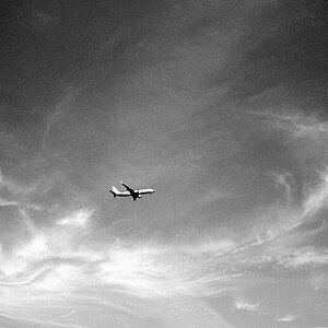Flugzeug über der Havel in Berlin