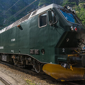 D712585