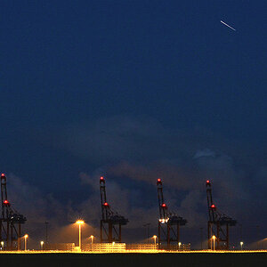 Der Jade Weser Port bei Nacht
