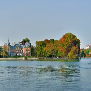 links Schloss Schadau rechts Einfahrt zur Schiffsanlegestelle Thun rechts hinten Schloss Thun