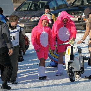 Fahrerbetreuung beim Vespa Eisrennen im winterlichen Ybbstal.