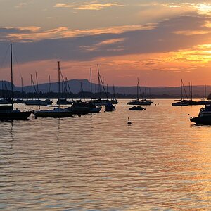 Allensbach am Bodensee, Teil Gnadensee
Sonnenuntergang über den Vulkanen des Heraus
DSD 6674