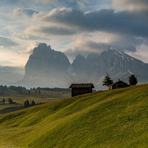 Früher Morgen auf der Seiser Alm. Im Hintergrund der Langkofel