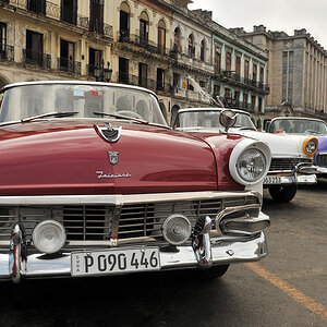 von vorn nach hinten:
Ford Fairlane Convertible 1955
der gleiche nochmal
Chevrolet Bel Air Convertible 1955
Chevrolet Styleline Convertible 1952
Chevr