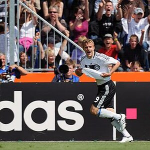 U17 Fußball Europameisterschaft 2009
Lennart Thy erzielt den 1:1-Ausgleich für die deutsche Mannschaft