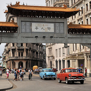 China in Havanna
vorn: Dodge Custom Royal Lancer 4 Door Sedan 1955
hinten: Ford 1954
4593