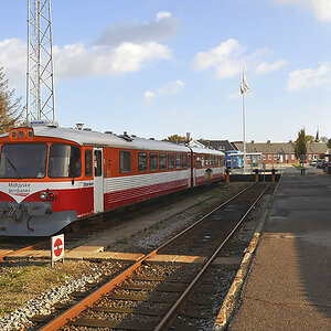Zweiteiliger Dieseltriebwagen im Kopfbahnhof Lemvig zur Abfahrt nach Thyboron (DK, Mittelwestjütland) 7003544 x