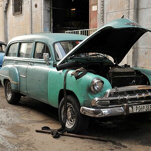 Autoreparatur
vorn: Chevrolet Deluxe Styleline Station Wagon
hinten: vermutlich die Reste eines Chevy ...
3173