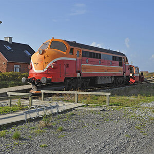 Schwere Diesellok (ehem. DSB) im Ausweichhaltepunkt Strande (DK, Mittelwestjütland) 7003612Ax