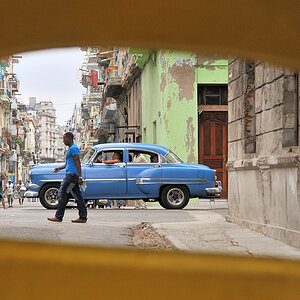 Straßenszene in Havanna
Chevrolet Bel Air fotografiert durch ein Coco-Taxi gesehen
5508a