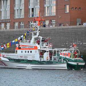 Maritime Woche Bremen 2014. Das Beiboot Flinthörn wird an Bord der Hannes Glogner geholt.