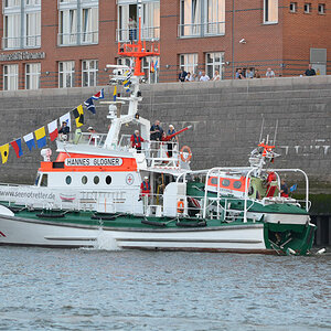 Maritime Woche Bremen 2014. Das Beiboot Flinthörn wird an Bord der Hannes Glogner geholt.