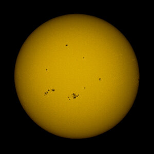 Morgensonne 17.12.2014

9° 50´, Celestron C8 ULTIMA PEC + Nikon D610, ISO 100, 1/250", Spiegelvorauslösung,