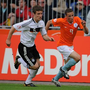 U17 Fußball EM Endspiel 2009
Deutschland-Niederlande
Laufduell zwischen Shkodran Mustafi (li.) und Luc Castaignos