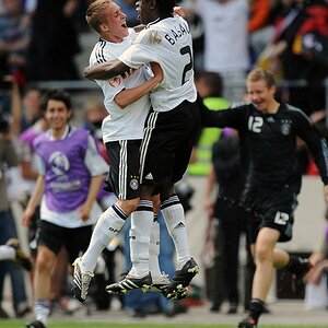 U17 Fußball EM Endspiel 2009
Deutschland-Niederlande
Unbändige Freude nach dem Abpfiff beim deutschen Team