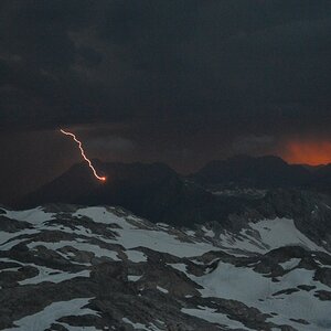 Blitzeinschlag mit Sonnenuntergang