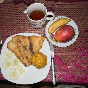 Dschungel Frühstück am Amazonas: Piranha-Filet mit Maisbrei; Mango, Banane zum Dessert