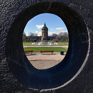 Wasserturm   Blick durch den Steinkreis