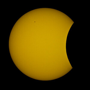 Bild 3. 9° 52` 59"; ISO 100, 1/1250",

Nikon D610 am Celestron C8 Ultima PEC, Baader "AstroSolar" - Sonnenfilterfolie, SVA mit Kabelfernauslöser;