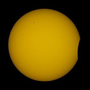 Bild 1, 9° 39´ 45"; ISO 100, 1/1250",

Kurz nach dem 1. Kontakt.

Nikon D610 am Celestron C8 Ultima PEC, Baader "AstroSolar" - Sonnenfilterfolie, SVA 