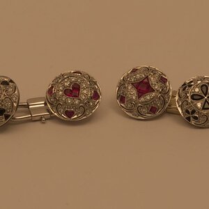 Schmuck in Lichtzelt bei externer Beleuchtung 2x 1000W im 45 Grad Winkel. Beim reinzoomen erkenne ich eine matschige Struktur und kein knackscharfes B