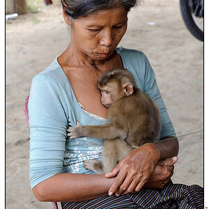 Einheimische mit kleinem Affen auf Don Det (Si Phan Don), Laos
