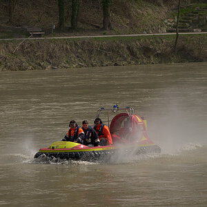 Freiwillige Feuerwehr Burghausen bei einer Übung mit dem Hovercraft