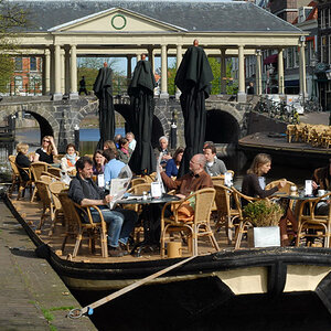 Man gönnt sich ja sonst nichts. Kaffeplausch auf einem Boot auf der Gracht in Leiden.

Die Pieterskerk („St. Petrikirche“), Baubeginn 1121, stammt grö