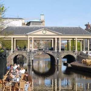 Gracht in Leiden

Die Pieterskerk („St. Petrikirche“), Baubeginn 1121, stammt größtenteils aus dem 16. Jahrhundert. In dieser Kirche befinden sich vie