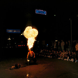 Multiple-Exposure-Scan des Ektachrome200-Dias eines Feuerschluckers /-Speiers in Florenz
