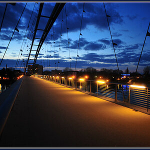 Fussgänerbrücke bei Nacht.
D 700