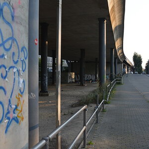 DB 150511 8139 BhfNFF
Hier leben / wohnen Menschen! Mitten "unter" uns!