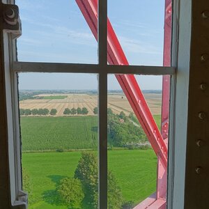 die Aussicht beim Aufstieg auf die platte ostfriesische Landschaft.