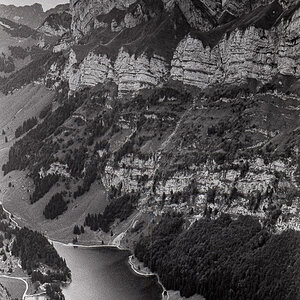 Scan vom Kodak Tri-X Negativ. Entwickelt in Rodinal.

Bild zeigt den Seealpsee im Alpstein in der Ostschweiz