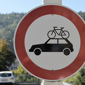In Bad Schandau ist es verboten 
mit dem Fahrrad
über Autos zu fahren
3379
