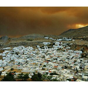 Rauch über Lindos