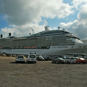 Etwa 294 m Stahl, gebaut in Papenburg, genannt "Celebrity Soltice"