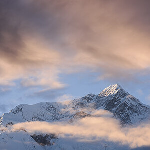 Annapurna II in Wolken klein