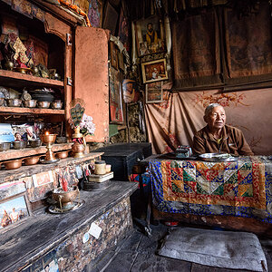 Nonne in Kloster oberhalb Manang klein
