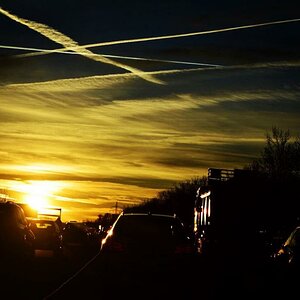 Sonnenaufgang auf der A99 bei München