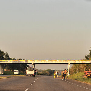 Autobahnauffahrt
Die Brücke ist fertig, aber die Rampen fehlen noch.
Der Querverkehr kreuzt die Autobahn.
Der Trecker ist der Zubringerbus für die Anh