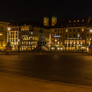 Max-Josephs-Platz München nachts
