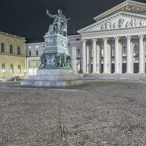 Max-Joseph-Monument mit Staatsoper.