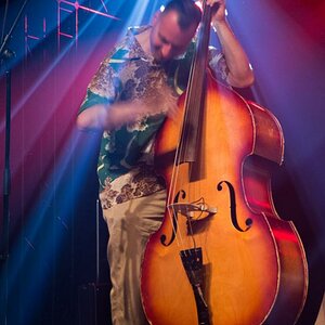 "Kusseng Olli" am Schlagbass von Dark Vatter un sinne Combo
- Country, Rockabilly, RocknRoll in Kasseler Mundart! -